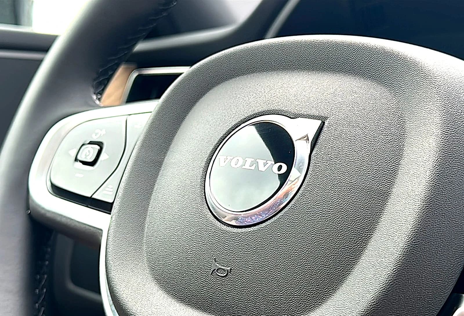 Volvo XC60 Core B5 AWD 2026 — side view