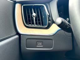 Volvo XC60 Core B5 AWD 2026 — side view
