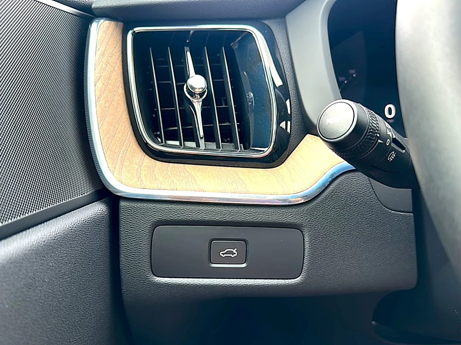 Volvo XC60 Core B5 AWD 2026 — side view