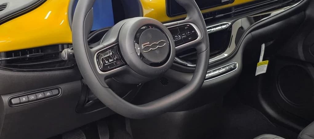 FIAT 500e Base Coupe 2026 — side view