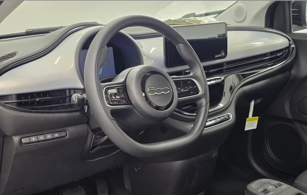 FIAT 500e Base Coupe 2026 — side view