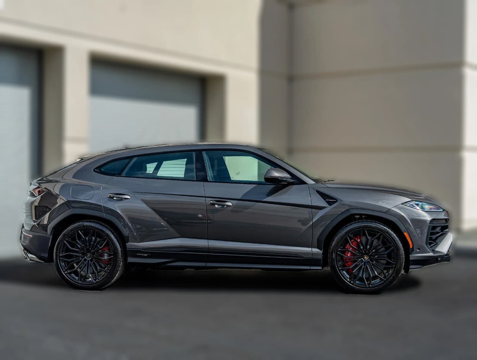 Lamborghini Urus SE AWD 2026 — side view