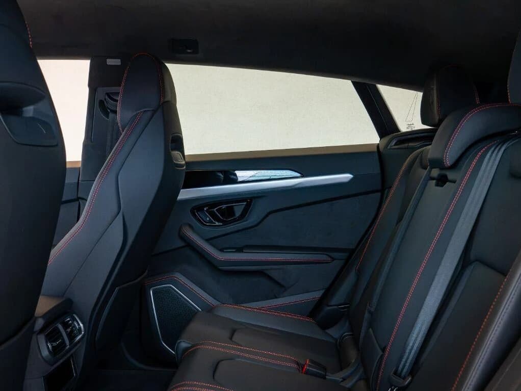 Lamborghini Urus SE AWD 2026 — side view