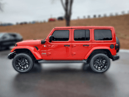 Jeep Wrangler 4xe Sahara 4x4 2024 — side view