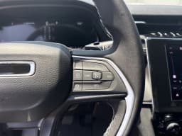 Jeep Grand Cherokee Laredo X 4x2 2026 — side view