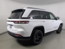 Jeep Grand Cherokee Laredo Altitude 4x2 2026 — side view
