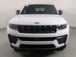Jeep Grand Cherokee Laredo Altitude 4x4 2026 — side view