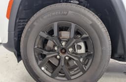 Jeep Grand Cherokee Laredo Altitude 4x4 2026 — side view