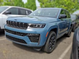 Jeep Grand Cherokee Limited 4x4 2026 — side view