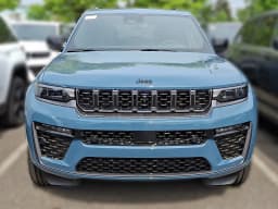 Jeep Grand Cherokee Limited 4x4 2026 — side view
