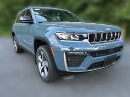 Jeep Grand Cherokee Limited 4x4 2026 — side view