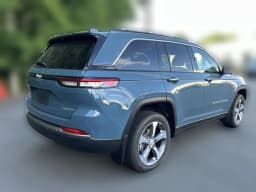 Jeep Grand Cherokee Limited 4x4 2026 — side view