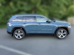 Jeep Grand Cherokee Limited 4x4 2026 — side view