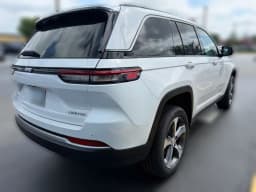 Jeep Grand Cherokee Limited 4x4 2026 — side view