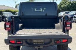 Jeep Gladiator Rubicon X 4x4 2025 — side view