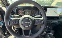 Jeep Gladiator Rubicon X 4x4 2025 — side view