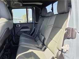 Jeep Gladiator Mojave 4x4 2026 — side view