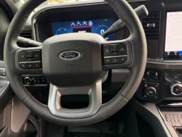 Ford Super Duty F-350 SRW LARIAT 4WD Crew Cab 6.75' Box 2026 — side view