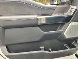 Ford Super Duty F-350 SRW Platinum 4WD Crew Cab 6.75' Box 2027 — side view