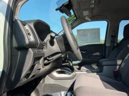 Nissan Frontier SV Crew Cab 4x4 2026 — side view