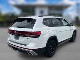 Volkswagen Atlas 2.0T Peak Edition 4MOTION 2026 — side view
