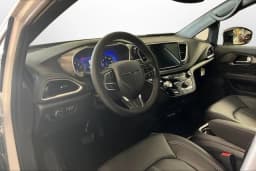 Chrysler Pacifica Select FWD 2026 — side view