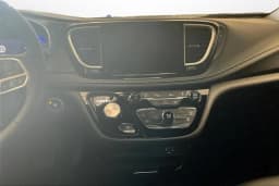 Chrysler Pacifica Select FWD 2026 — side view