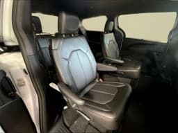 Chrysler Pacifica Select FWD 2026 — side view