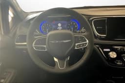 Chrysler Pacifica Select FWD 2026 — side view