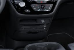 Chrysler Pacifica Select FWD 2027 — side view