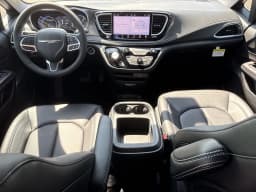 Chrysler Pacifica Select FWD 2026 — side view