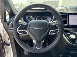 Chrysler Pacifica Select FWD 2026 — side view
