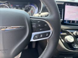 Chrysler Pacifica Select FWD 2026 — side view