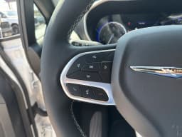 Chrysler Pacifica Select FWD 2026 — side view