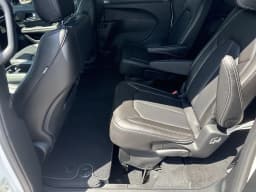 Chrysler Pacifica Select FWD 2026 — side view