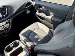 Chrysler Pacifica Select FWD 2026 — side view