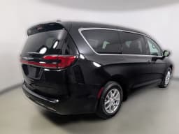 Chrysler Pacifica Select FWD 2026 — side view