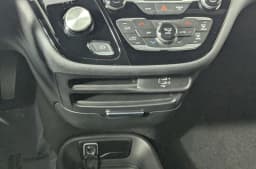 Chrysler Pacifica Select FWD 2026 — side view