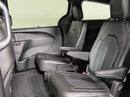 Chrysler Pacifica Select FWD 2026 — side view