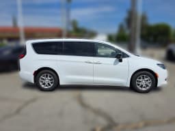Chrysler Voyager LX FWD 2026 — side view