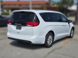 Chrysler Voyager LX FWD 2026 — side view