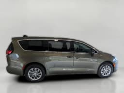 Chrysler Pacifica Select AWD 2027 — side view