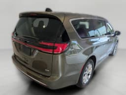 Chrysler Pacifica Select AWD 2027 — side view