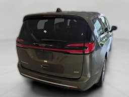 Chrysler Pacifica Select AWD 2027 — side view