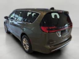 Chrysler Pacifica Select AWD 2027 — side view