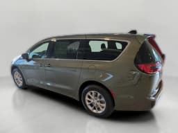 Chrysler Pacifica Select AWD 2027 — side view