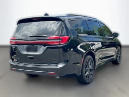 Chrysler Pacifica Limited AWD 2026 — side view