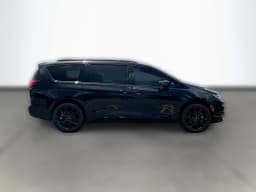 Chrysler Pacifica Limited AWD 2026 — side view