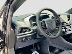 Chrysler Pacifica Limited AWD 2026 — side view