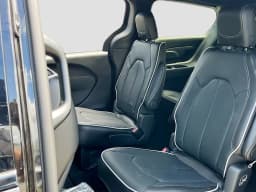 Chrysler Pacifica Limited AWD 2026 — side view